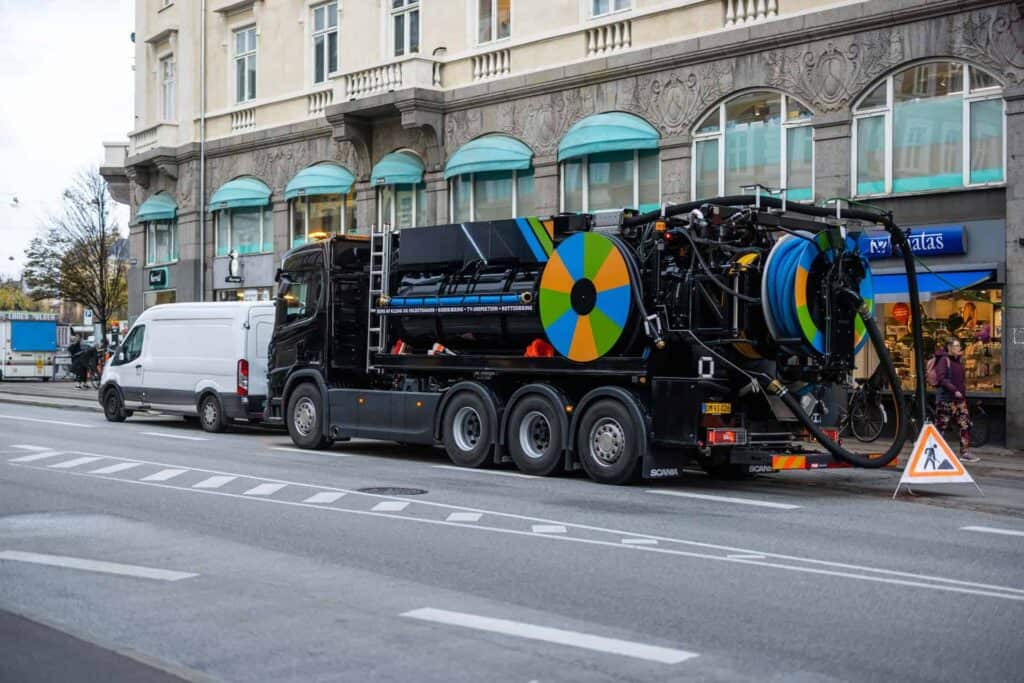 Sort RD Breuning slamsuger parkeret ved fortov i København