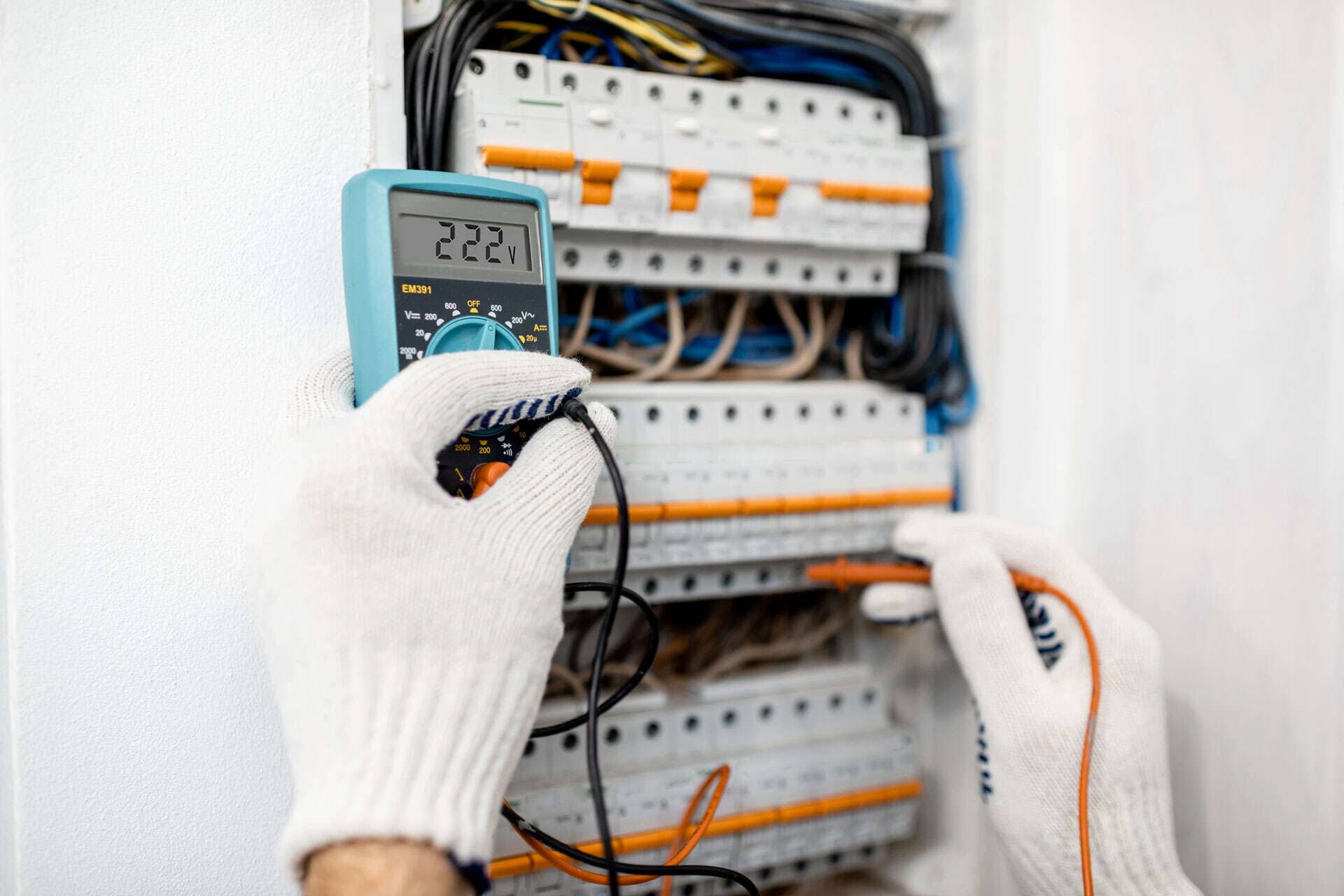Elektriker fra RD Breuning tester spænding i ny eltavle