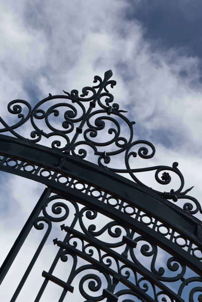 Detalje af ornamenteret sort smedejernsport