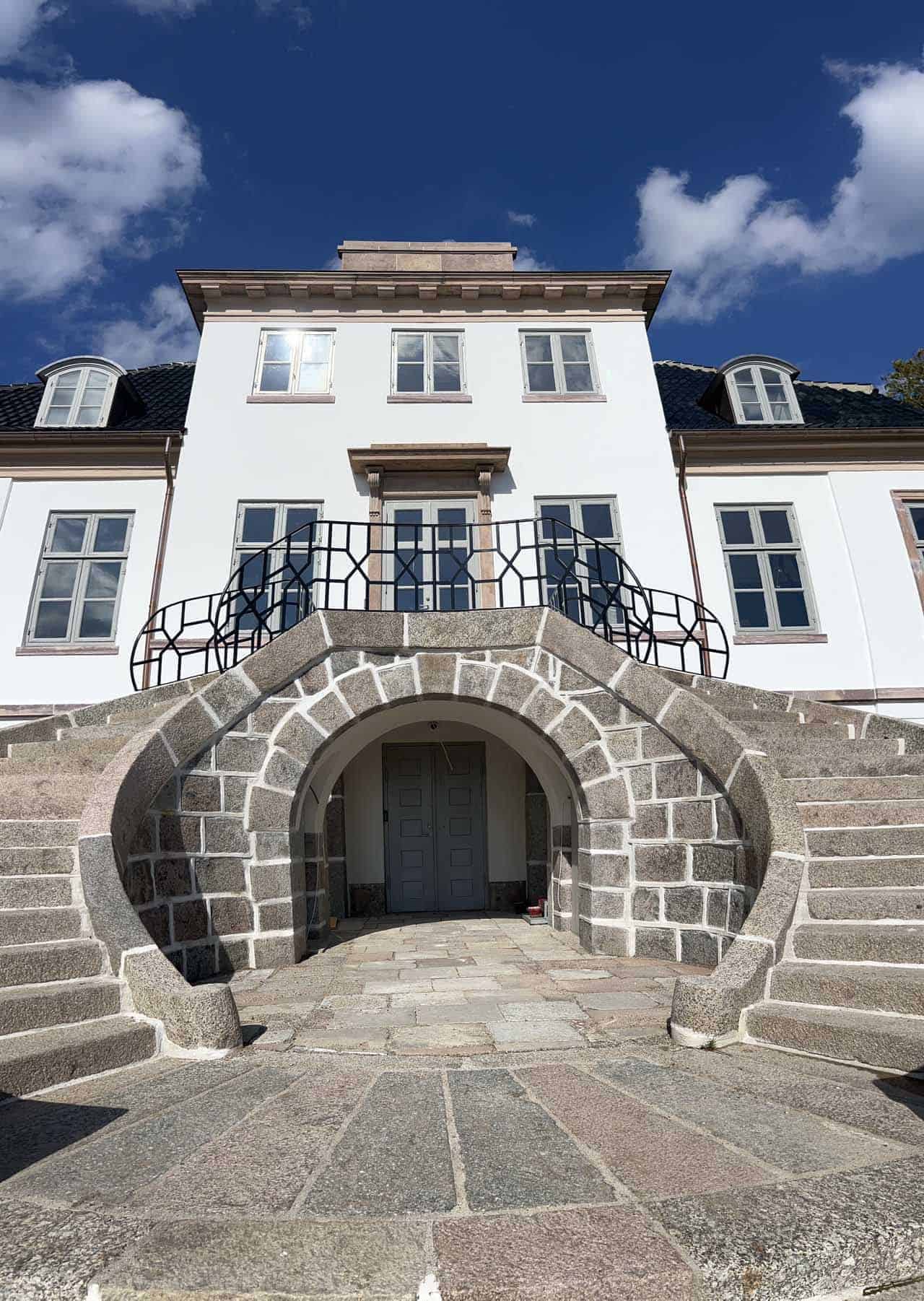 Facade på klassisk ejendom med trappe og murerarbejde
