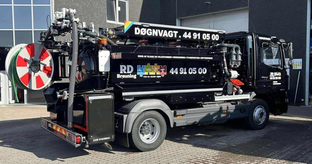 Sort servicevogn fra RD Breuning parkeret ved opgave - "RD Breuning"