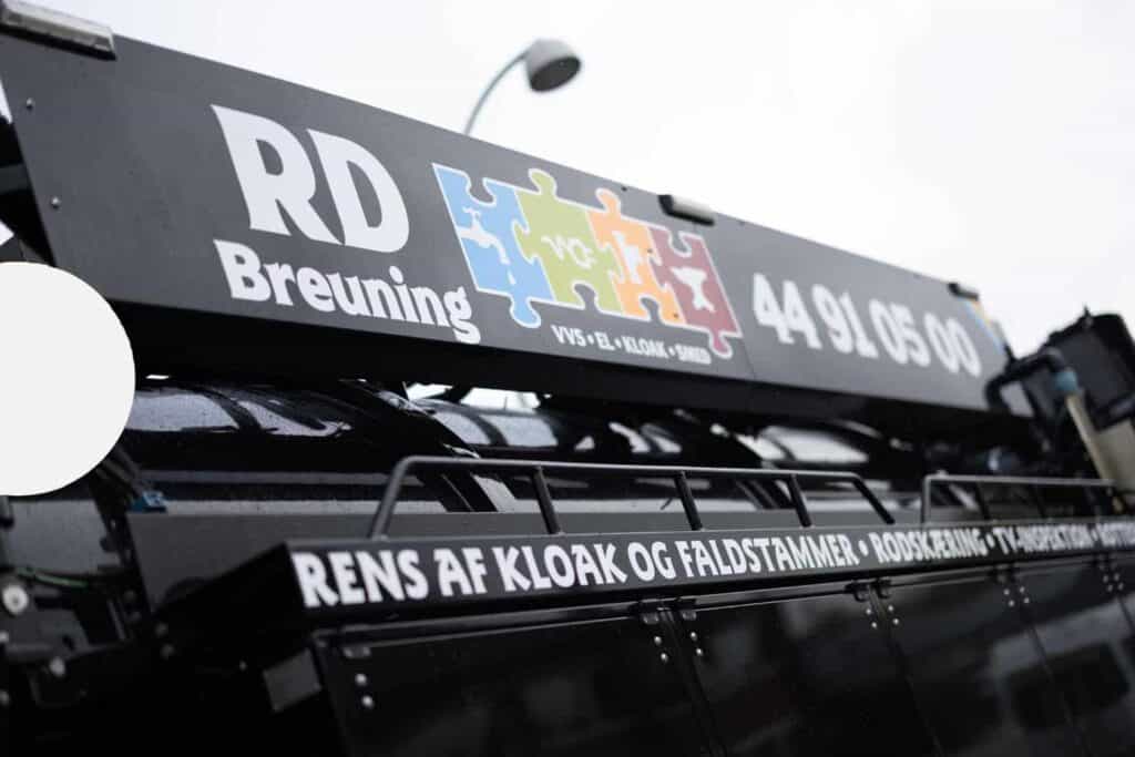 Skilt med logo på RD Breuning slamsuger - "RD Breuning 44 91 99 99"