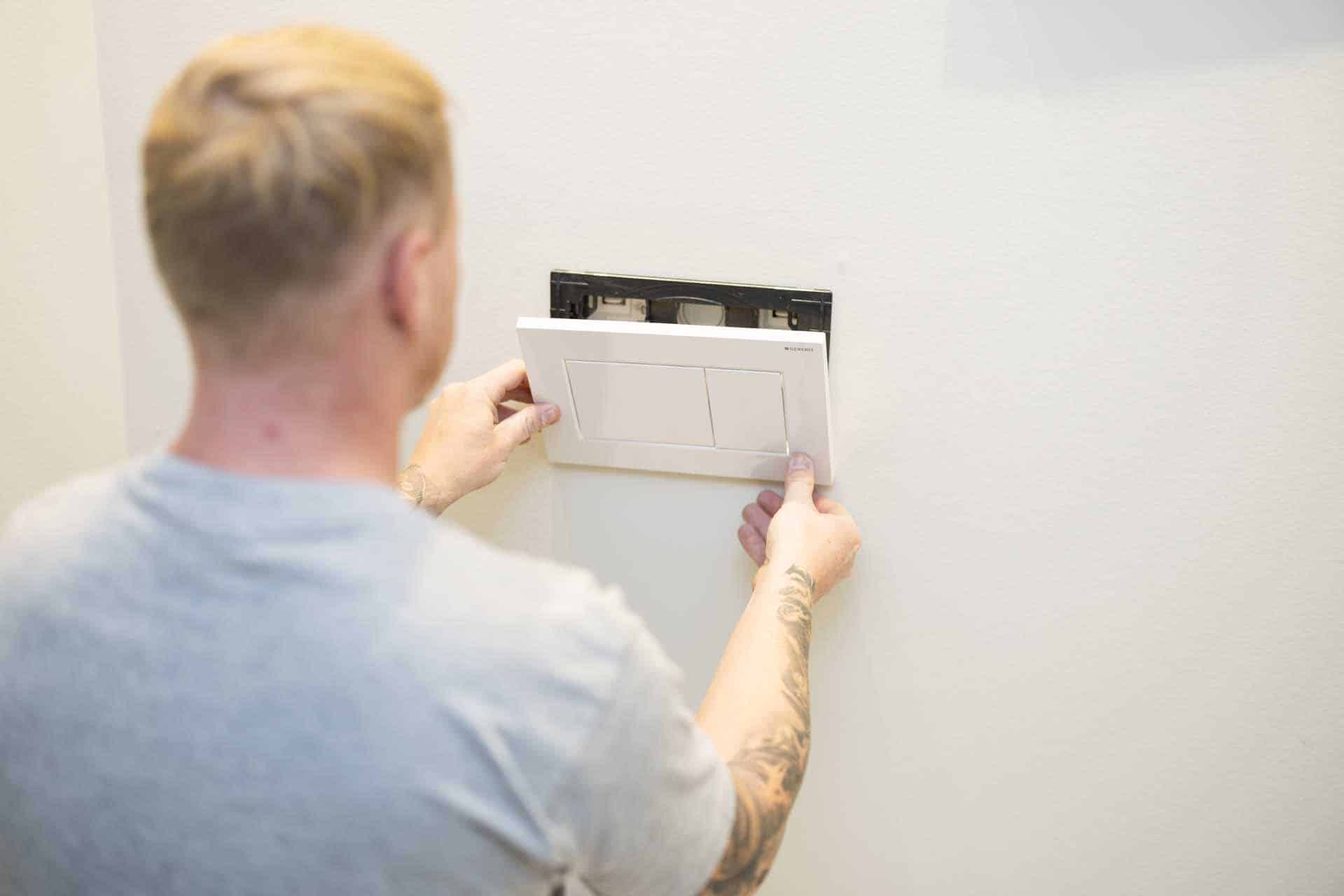 VVS montør arbejder med faldstamme udskiftning i etageejendom