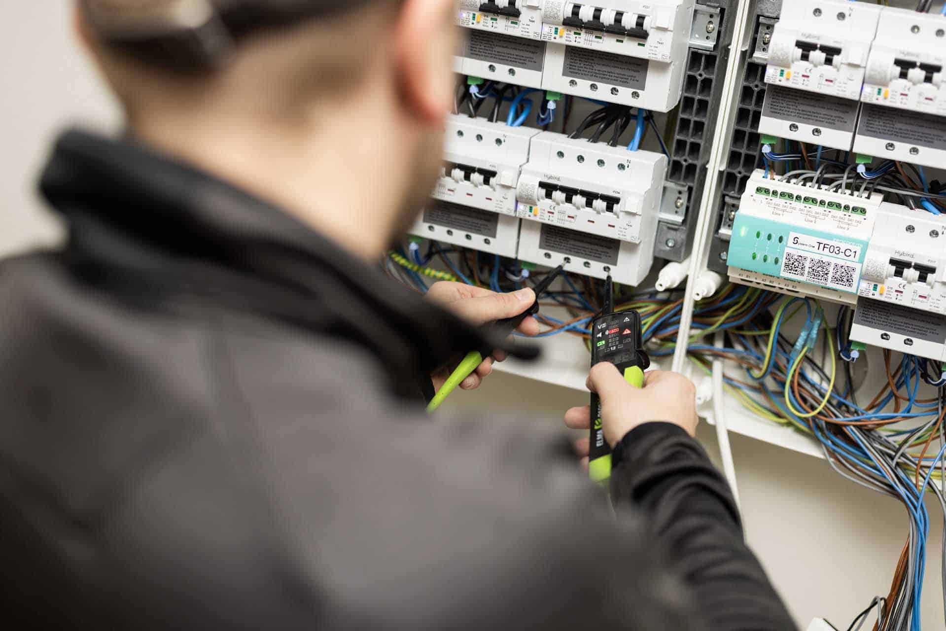 Elektriker udfører udskiftning af el-tavle i en boligopgang