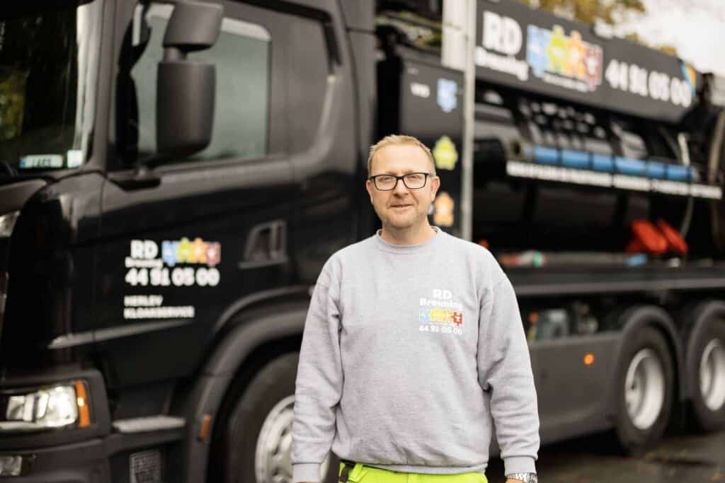 Medarbejder hos RD Breuning i grå trøje klar til VVS i herlev opgave