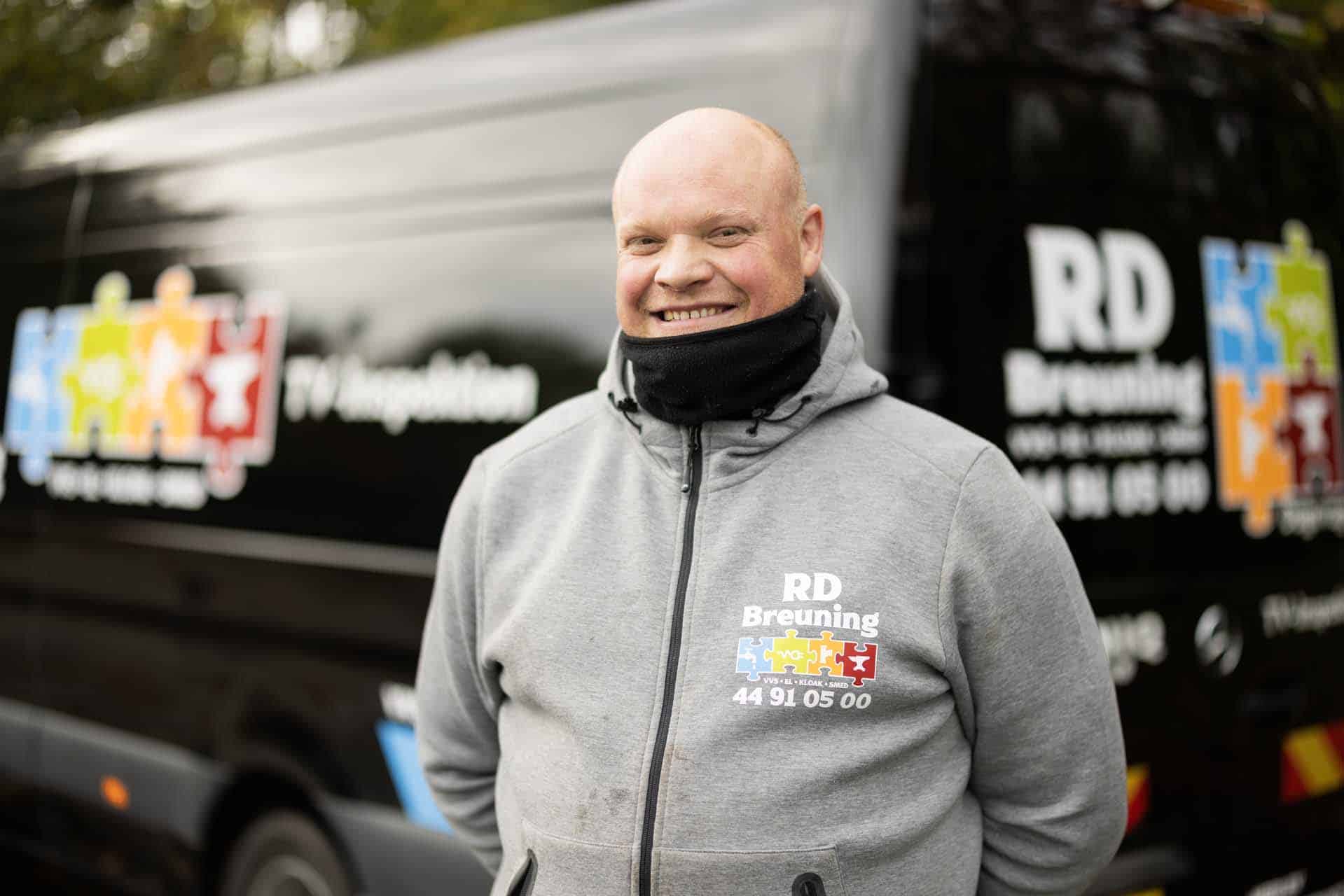 Portræt af smilende VVS-montør fra RD VVS i arbejdstøj