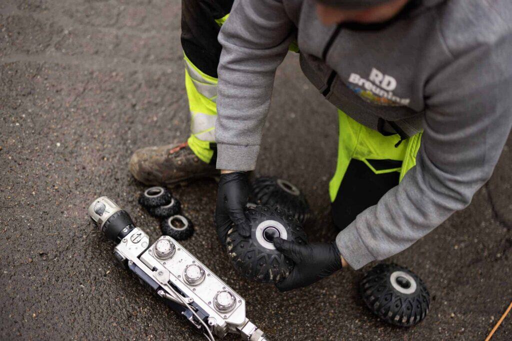 Montering af børster på kloakrobot til effektiv rensning