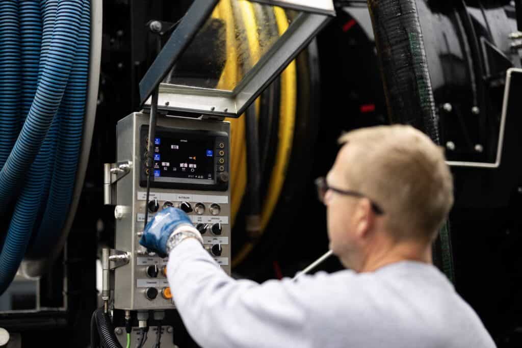 Tekniker fra RD Breuning overvåger TV-inspektion af kloak på en monitor