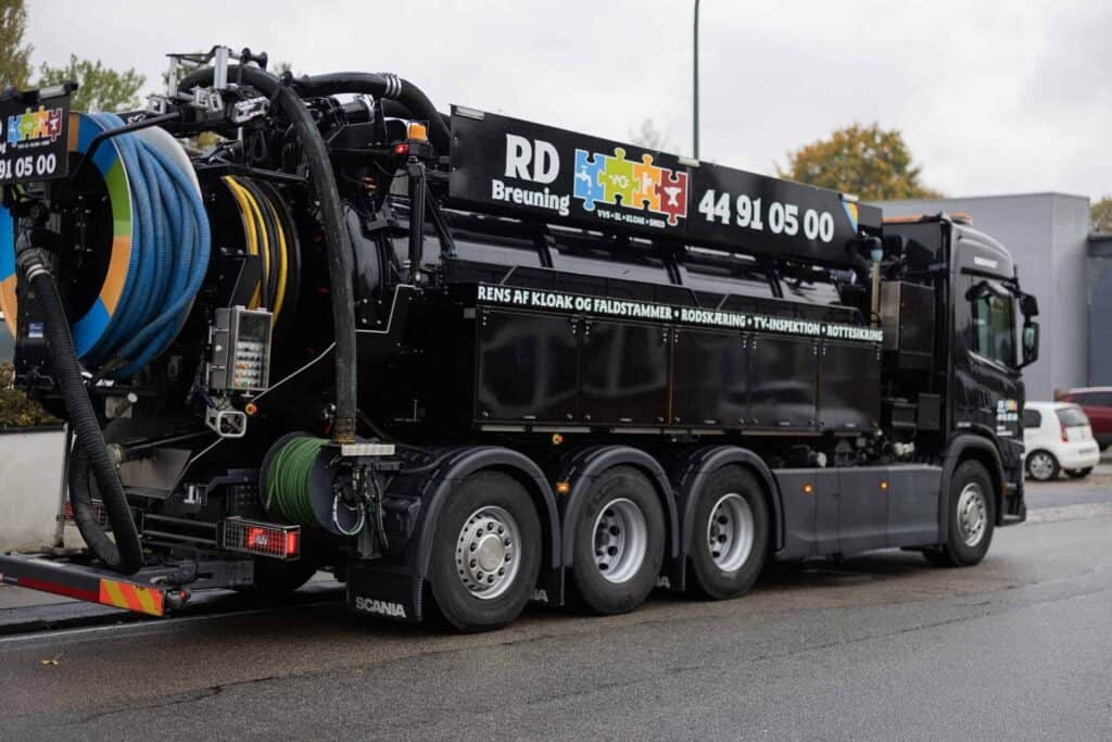 Professionel slamsuger fra RD Breuning klar til renovering af kloak