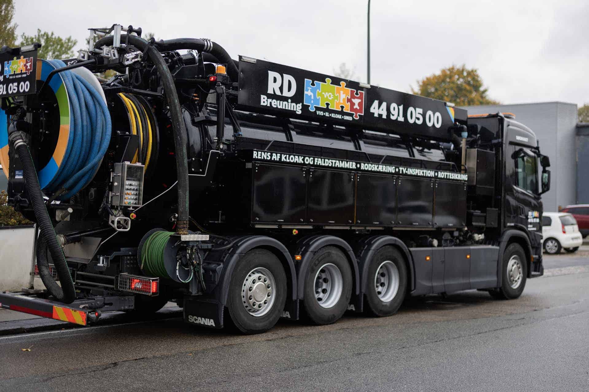 Professionel slamsuger fra RD Breuning klar til renovering af kloak