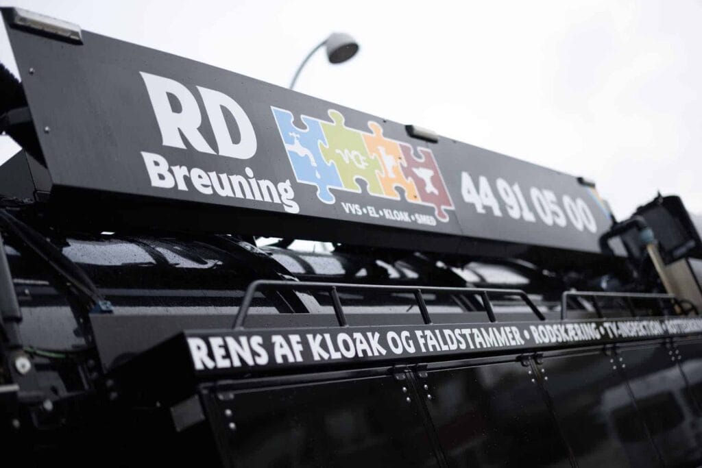 Stor sort lastbil til rens af kloak - "RD Breuning 44 91 99 99"
