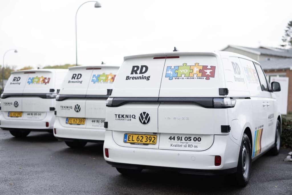 Bagende af RD Breuning varevogn parkeret ved en kundeopgave