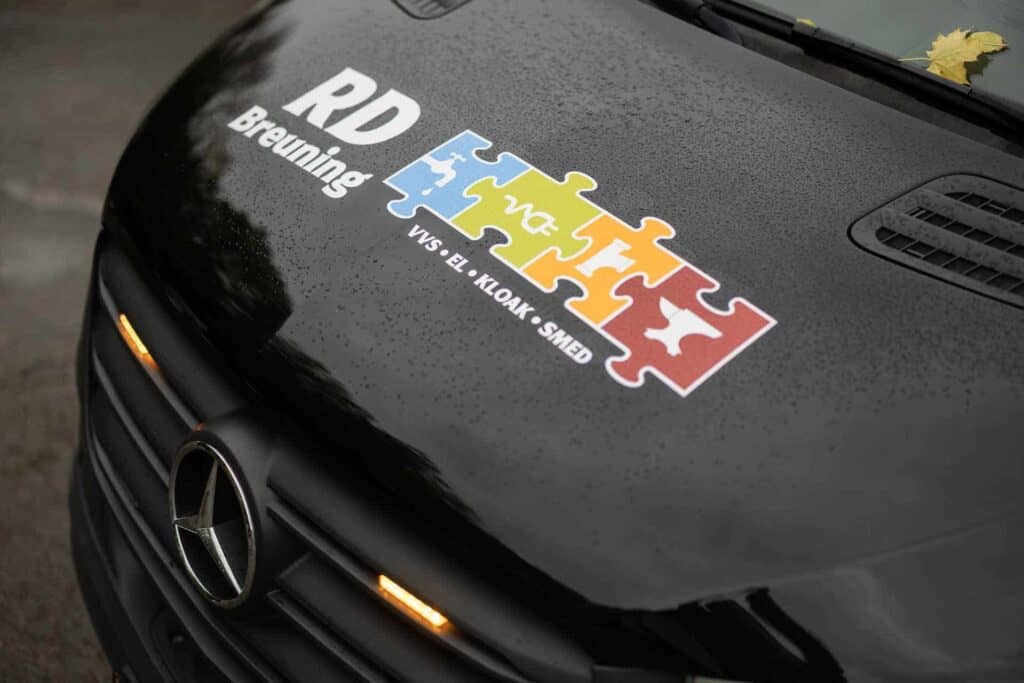 Logo på sort servicevogn - "RD Breuning VVS • kloak • el • smed"